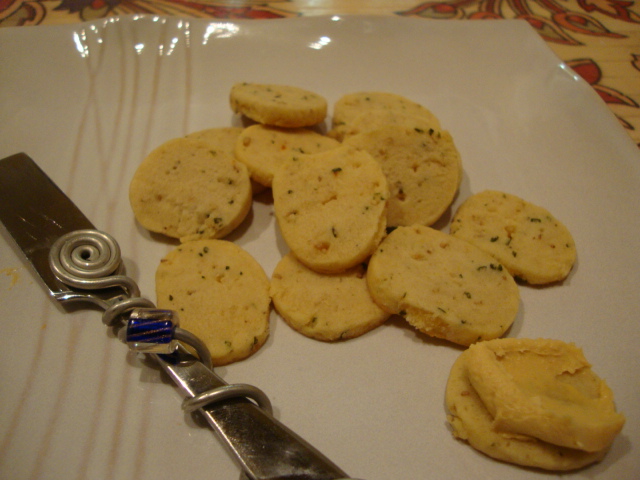 Cheddar and Rosemary Crackers -- Epicurean Vegan